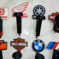 premium motorrad marken logo & wunschname für helmhalter (einschub system) pla
